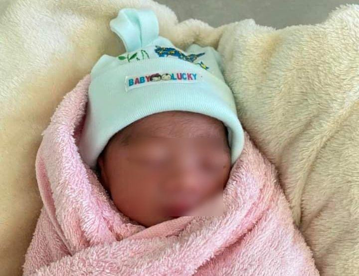 Bé trai sơ sinh bị bỏ rơi giữa đêm tối.