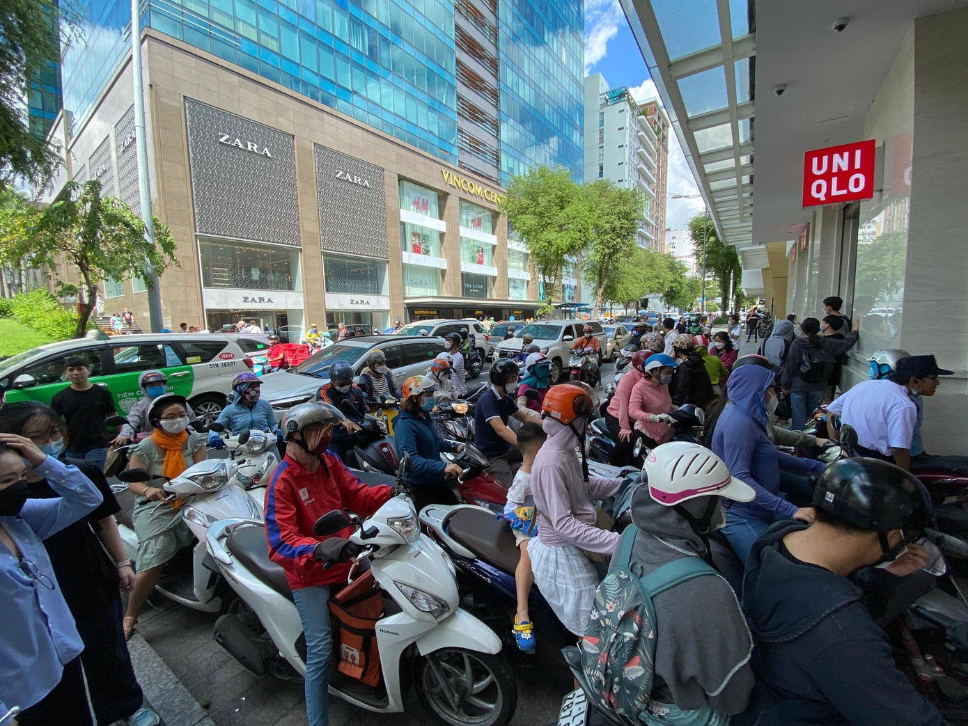 Theo ghi nhận của PV, trưa và chiều 25/11, nhiều người đã đổ xô đến các trung tâm thương mại ở trung tâm TPHCM như Vincom Center, Sài Gòn Center (quận 1) để mua sắm.