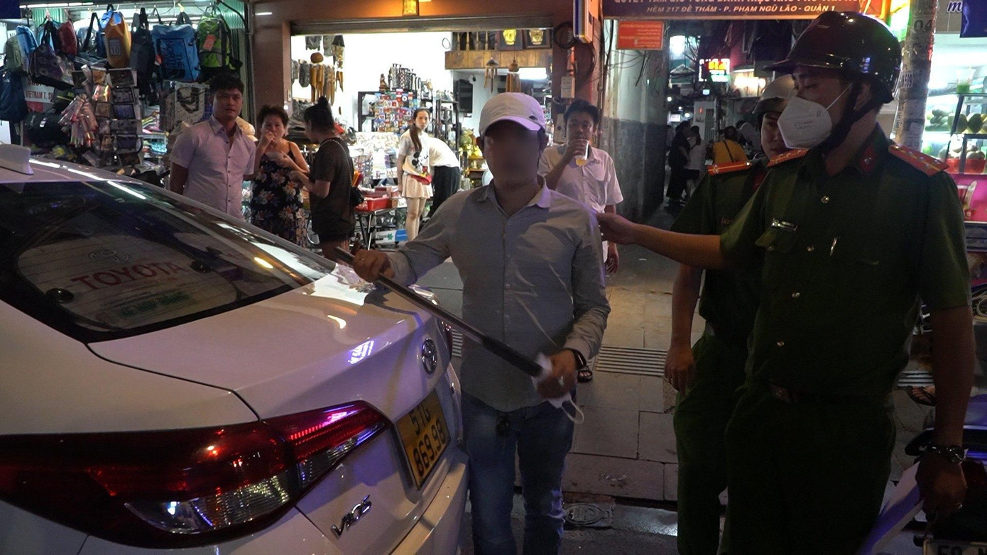 Trong đó, có 4 trường hợp tài xế để tuýp sắt, gậy gỗ... trong cốp xe. Các tài xế cho rằng, những thứ này là “dụng cụ” để thay bánh xe khi xảy ra sự cố.