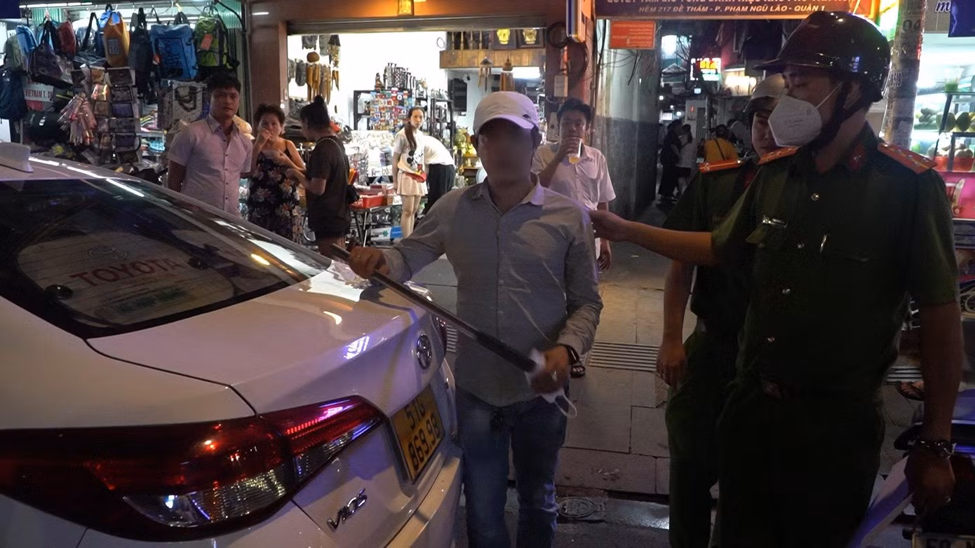 Trong đó, có 4 trường hợp tài xế để tuýp sắt, gậy gỗ... trong cốp xe. Các tài xế cho rằng, những thứ này là “dụng cụ” để thay bánh xe khi xảy ra sự cố.