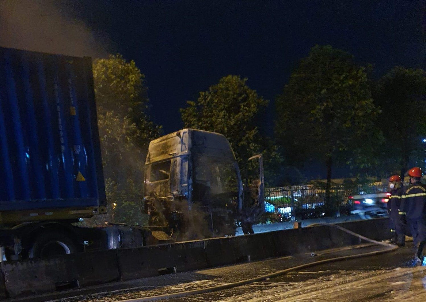 Cabin xe đầu kéo bị cháy trơ khung. Cabin xe đầu kéo bị cháy trơ khung.