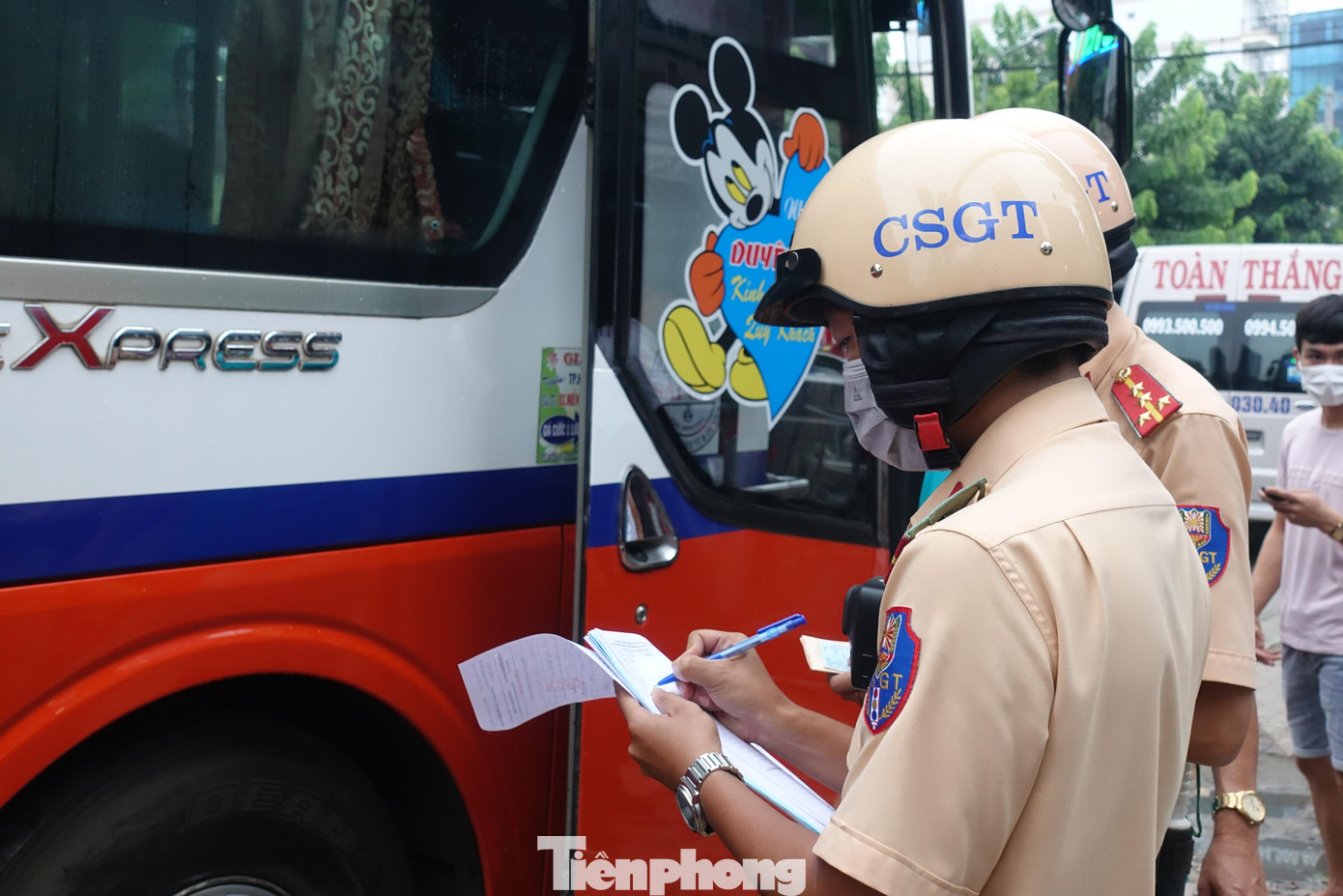 Tổ chuyên đề lập chốt kiểm soát xe vận chuyển hành khách ở khu vực bến xe Miền Đông (quận Bình Thạnh).