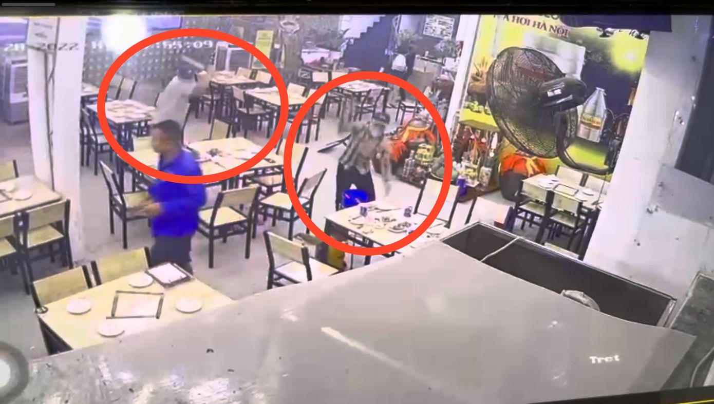 Các đối tượng cầm hung khí đập phá bàn ghế, chén dĩa tại quán nhậu. (Ảnh trích xuất từ camera an ninh) Các đối tượng cầm hung khí đập phá bàn ghế, chén dĩa tại quán nhậu. (Ảnh trích xuất từ camera an ninh)