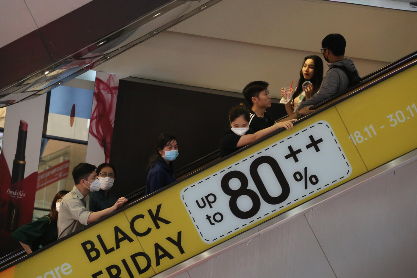 Hàng hóa giảm giá tới 80% trong ngày "thứ 6 đen tối"