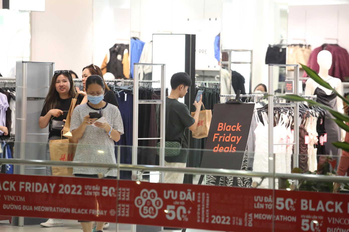 Ghi nhận tại trung tâm thương mại Vincom Đồng Khởi (quận 1) hầu như tất cả các cửa hàng tại đây đều có chính sách khuyến mãi, giảm giá nhân ngày Black Friday. Các cửa hàng thời trang lớn như H&amp;M, Mango, Uniqlo… đều giảm giá mạnh một số mặt hàng.