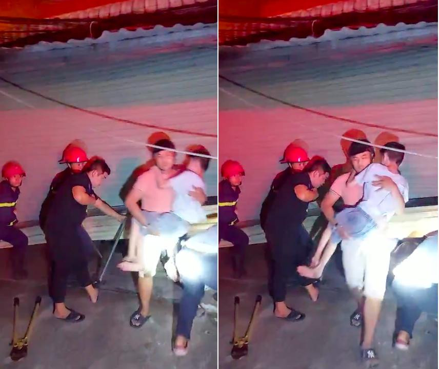 Sau khi được cảnh sát mở cửa giải cứu, người thân đã bế em K thoát ra ngoài an toàn. Sau khi được cảnh sát mở cửa giải cứu, người thân đã bế em K thoát ra ngoài an toàn.