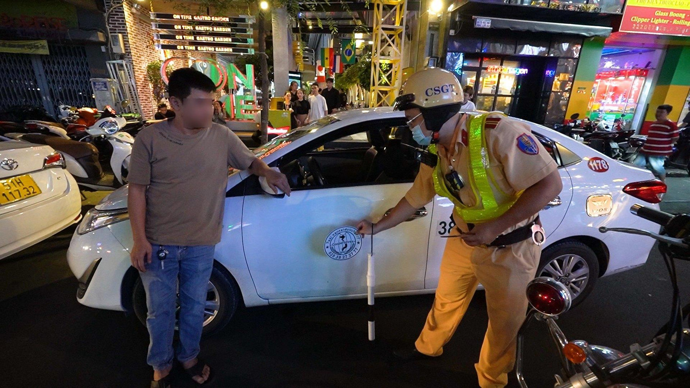 CSGT phát hiện các phương tiện này dán logo, số điện thoại, số xe giống một hãng taxi đang hoạt động tại TPHCM.