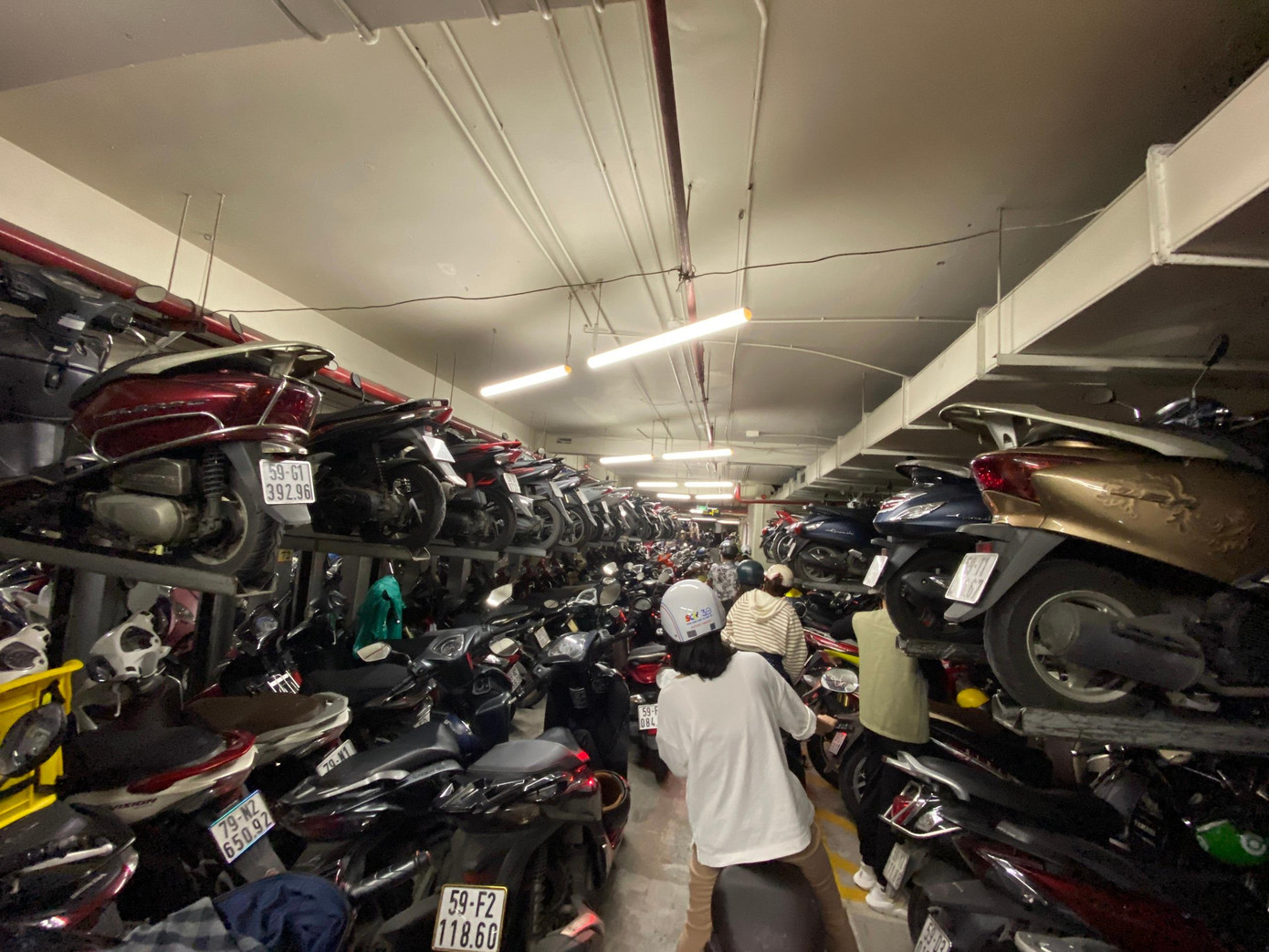 Một số điểm giữ xe của các trung tâm thương mại gần như kín chỗ. Ảnh ghi nhận ở điểm giữ xe của trung tâm thương mại Vincom Center (quận 1).