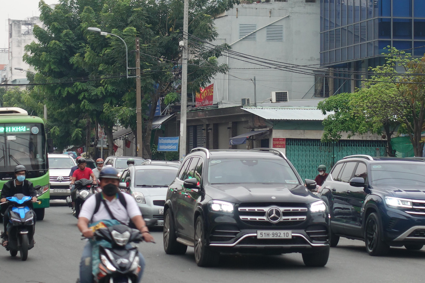 Đến gần 10h sáng 22/11, một số phương tiện phải bật đèn để di chuyển trên đường ở TPHCM. Đến gần 10h sáng 22/11, một số phương tiện phải bật đèn để di chuyển trên đường ở TPHCM.