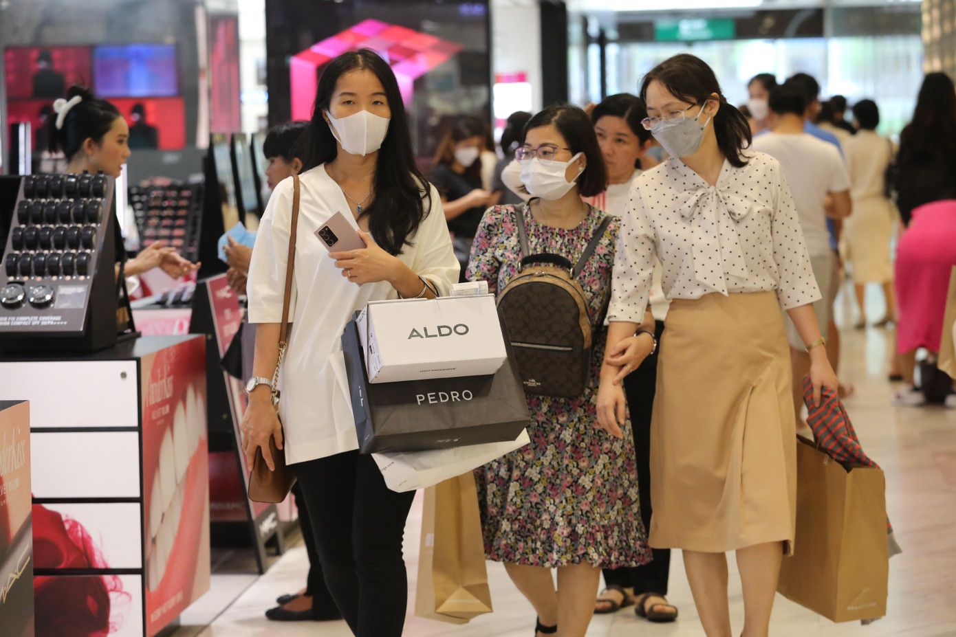 Dòng người nhộn nhịp “săn sale” trong ngày Black Friday.