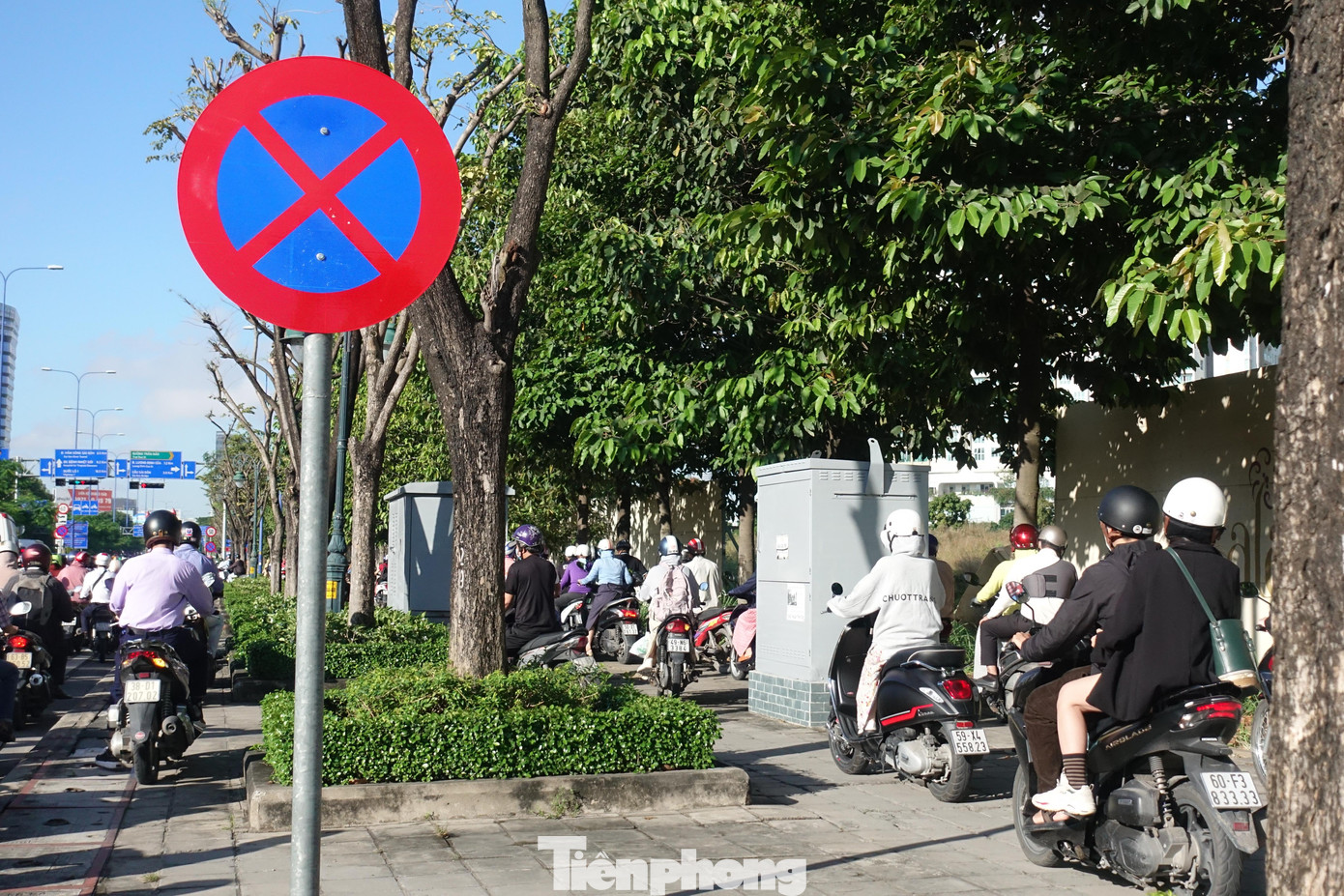Nhiều phương tiện di chuyển trên vỉa hè để qua nút giao Mai Chí Thọ - Trần Não. Nhiều phương tiện di chuyển trên vỉa hè để qua nút giao Mai Chí Thọ - Trần Não.