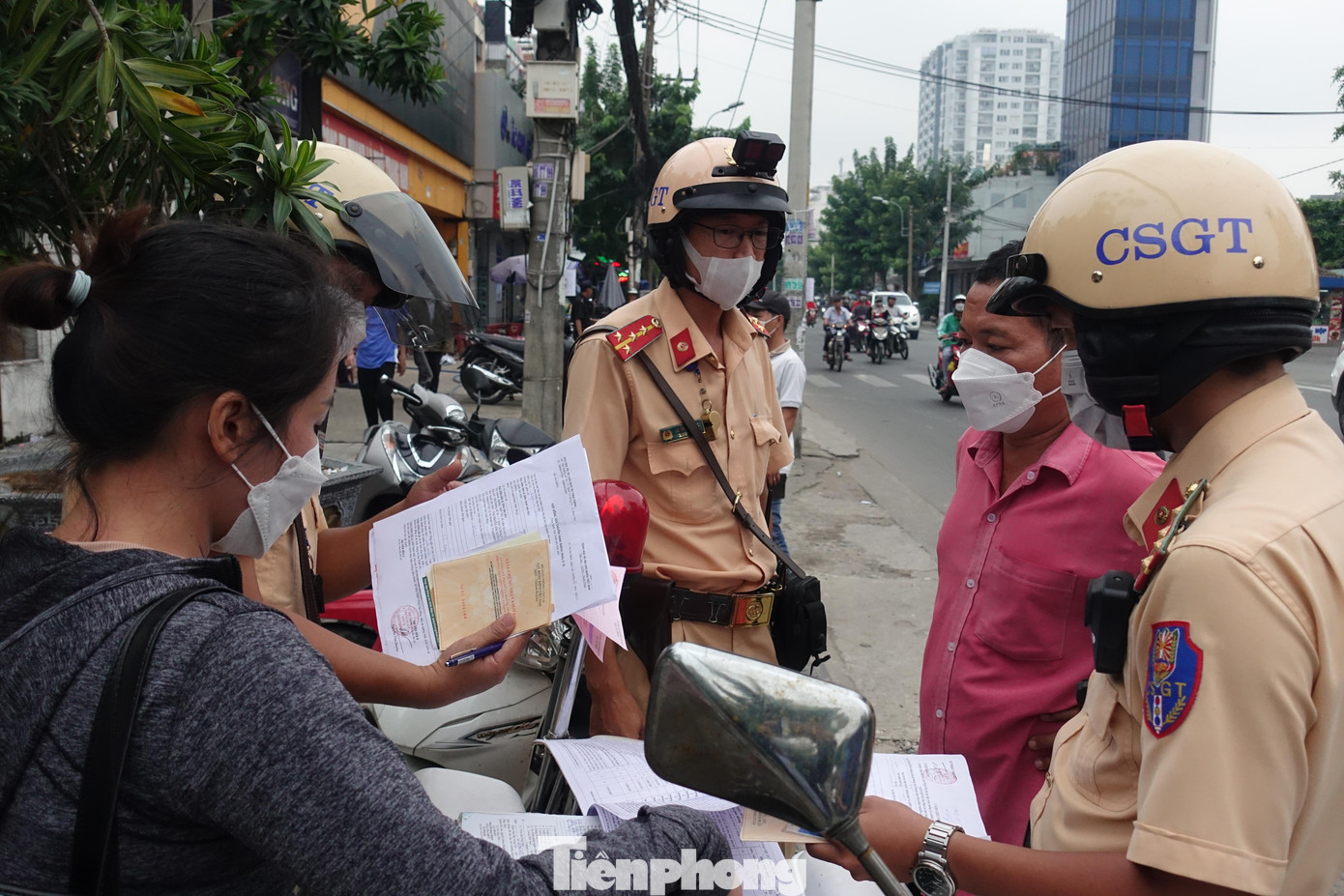 Lực lượng CSGT kiểm tra và phát hiện tài xế H.X.H không có GPLX nhưng vẫn điều khiển xe chở khách.