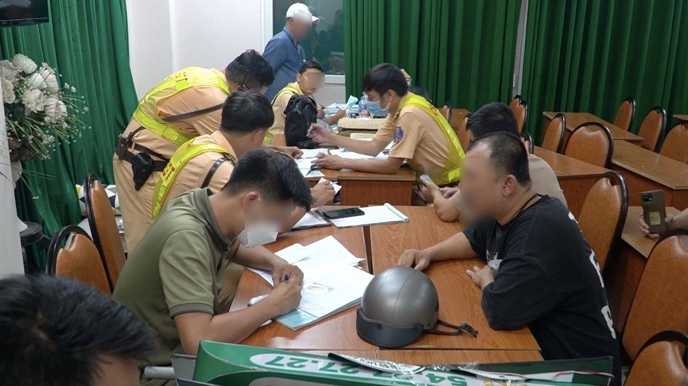 Lực lượng chức năng đã yêu cầu các tài xế tháo hộp đèn, logo, phù hiệu, đồng thời lập biên bản, đưa về trụ sở công an phường Phạm Ngũ Lão để lấy khai xử lý.