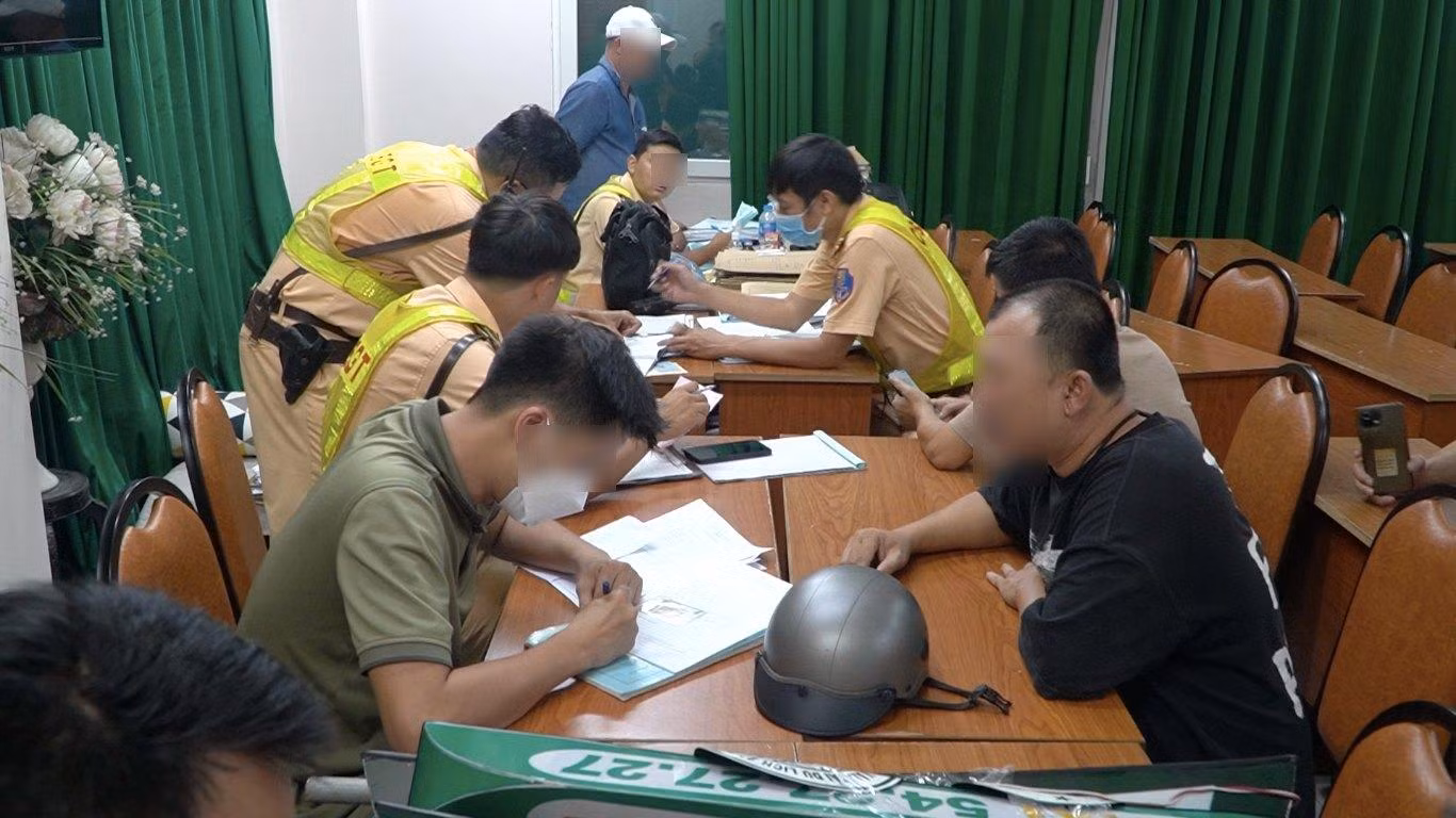 Lực lượng chức năng đã yêu cầu các tài xế tháo hộp đèn, logo, phù hiệu, đồng thời lập biên bản, đưa về trụ sở công an phường Phạm Ngũ Lão để lấy khai xử lý.