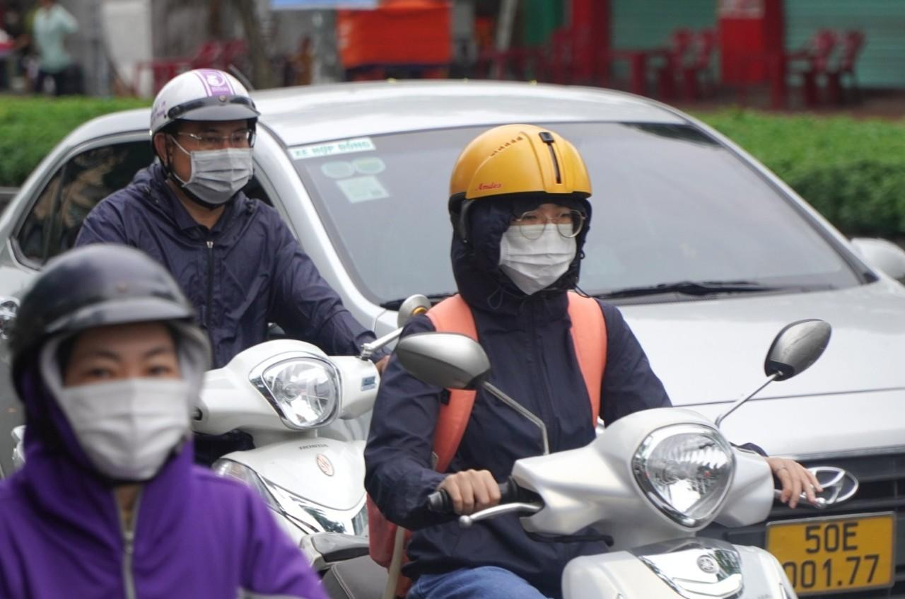 Liên tiếp những ngày qua, thời tiết TPHCM liên tục se lạnh, xuất hiện mưa rào nhẹ lất phất.