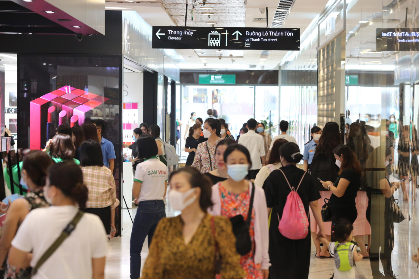 Cảnh đông đúc, nhộn nhịp bên trong một trung tâm thương mại ở quận 1.