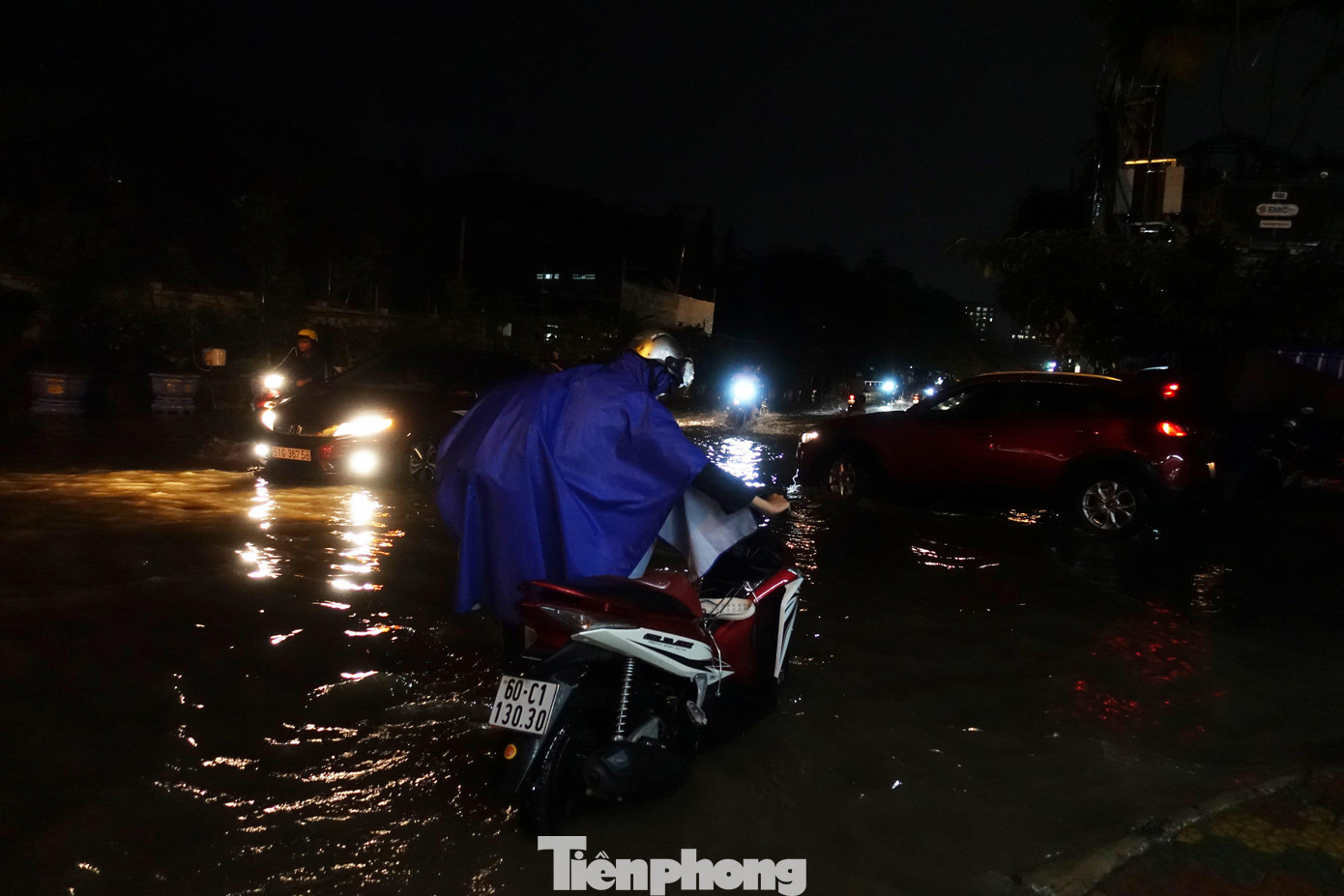 Xe bị "chết máy" khiến người dân phải bì bõm lội nước dắt bộ. Ảnh: Hữu Huy