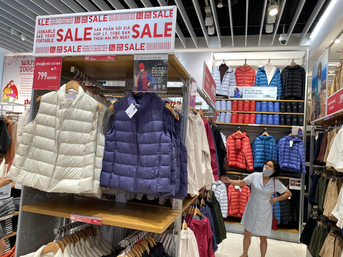 Mặt hàng quần áo sale mạnh.