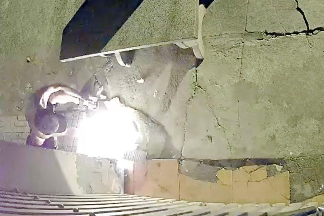 Camera an ninh của căn nhà ghi lại cảnh người đàn ông đổ xăng rồi châm lửa đốt.