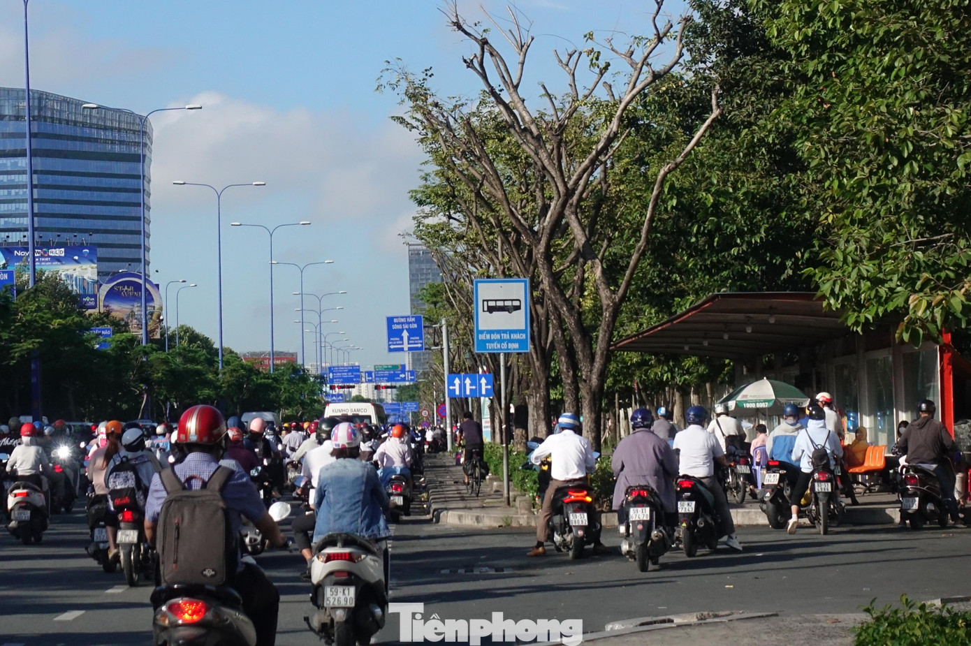 Vào giờ cao điểm sáng, khu vực điểm dừng đón trả khách tuyến cố định thường xảy ra ùn ứ kéo dài đèn tín hiệu nút giao Mai Chí Thọ - Trần Não. Vào giờ cao điểm sáng, khu vực điểm dừng đón trả khách tuyến cố định thường xảy ra ùn ứ kéo dài đèn tín hiệu nút giao Mai Chí Thọ - Trần Não.