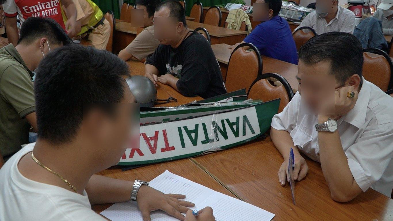 Theo đại diện Đội CSGT - trật tự Công an quận 1, các trường hợp vi phạm trên có thể bị phạt hành chính 7 triệu đồng và tước giấy phép kinh doanh hoặc tước phù hiệu 2 tháng.