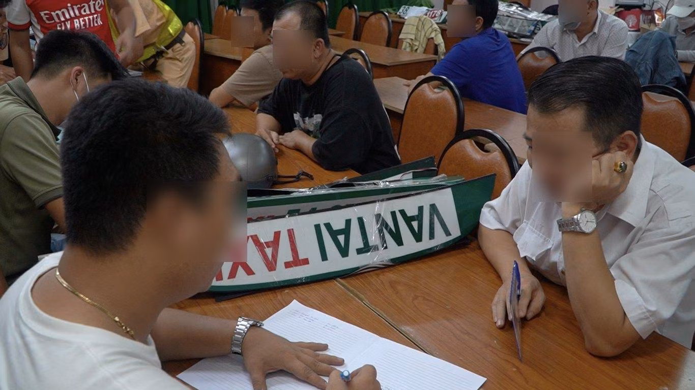 Theo đại diện Đội CSGT - trật tự Công an quận 1, các trường hợp vi phạm trên có thể bị phạt hành chính 7 triệu đồng và tước giấy phép kinh doanh hoặc tước phù hiệu 2 tháng.