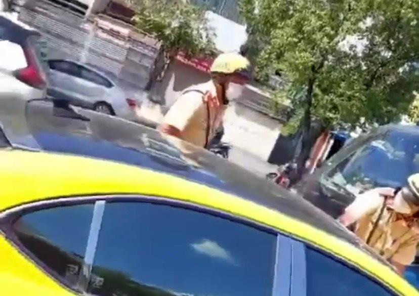 Khi đến giao lộ Võ Văn Kiệt - Trần Đình Xu (quận 1) tổ công tác đã dừng được chiếc xe ô tô. (Ảnh chụp từ video được lan truyền trên mạng xã hội) Khi đến giao lộ Võ Văn Kiệt - Trần Đình Xu (quận 1) tổ công tác đã dừng được chiếc xe ô tô. (Ảnh chụp từ video được lan truyền trên mạng xã hội)