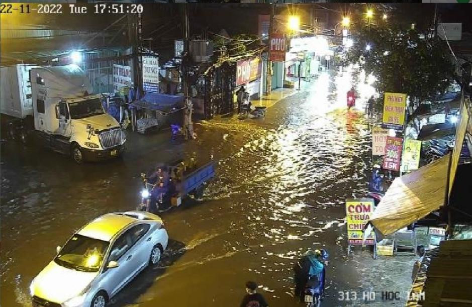 Ngập úng ở khu vực đường Hồ Ngọc Lãm (quận Bình Tân).