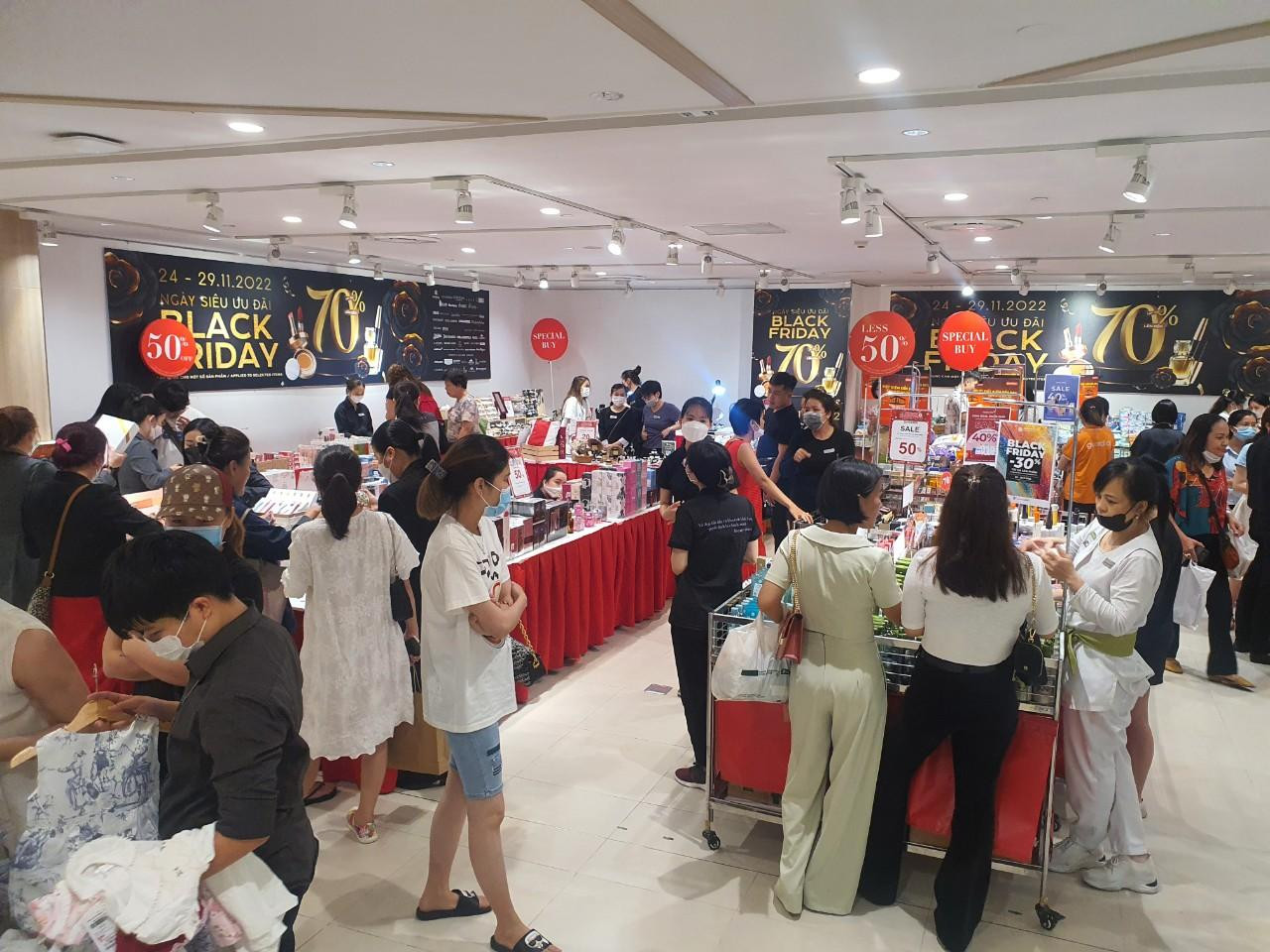 Nhiều cửa hàng tung chiêu khuyến mãi khủng lên đến 70% thu hút đông đảo lượng khách đến mua sắm trong ngày Black Friday.