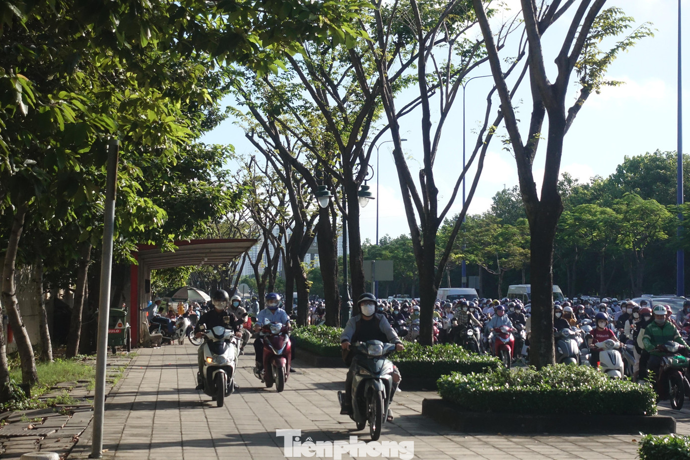 Nhiều người điều khiển xe máy "leo vỉa hè" để né điểm ùn ứ ở đèn tín hiệu nút giao Mai Chí Thọ - Trần Não. Nhiều người điều khiển xe máy "leo vỉa hè" để né điểm ùn ứ ở đèn tín hiệu nút giao Mai Chí Thọ - Trần Não.