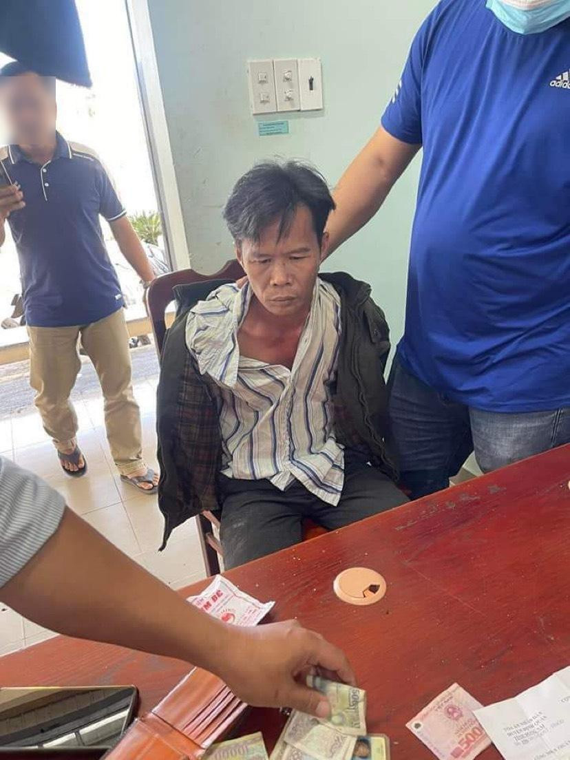 Lúc bắt giữ, cơ quan điều tra khám xét trong ví tiền cá nhân của Minh thì phát hiện có giấy mua bán vàng cùng một số tiền.