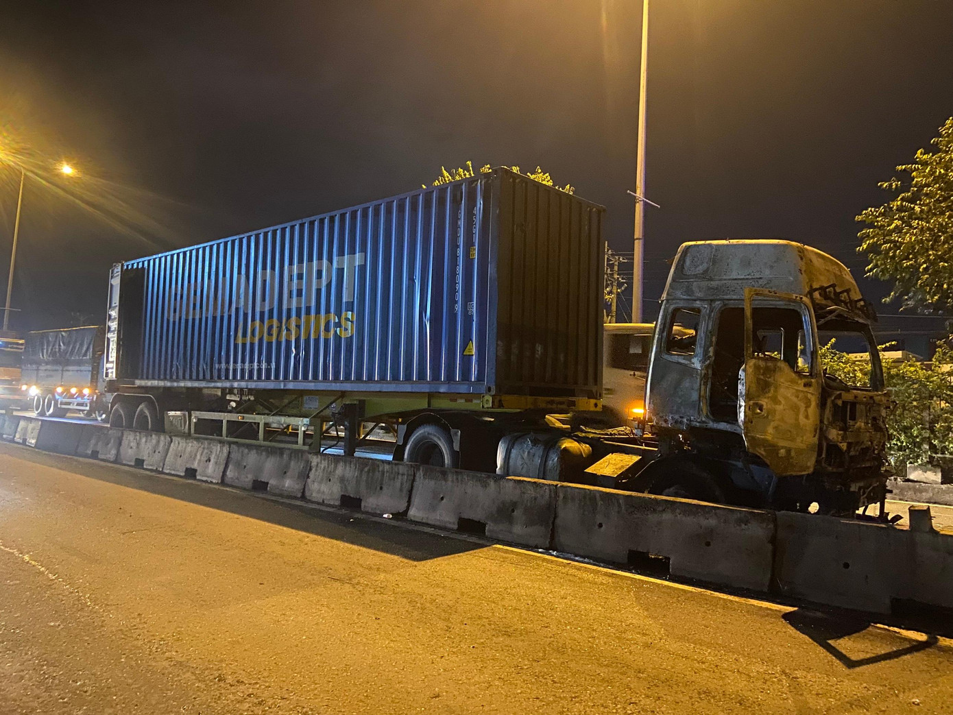 Lực lượng chữa cháy đã kịp thời cứu phần thùng container chứa giấy cuộn ở phía sau. Lực lượng chữa cháy đã kịp thời cứu phần thùng container chứa giấy cuộn ở phía sau.