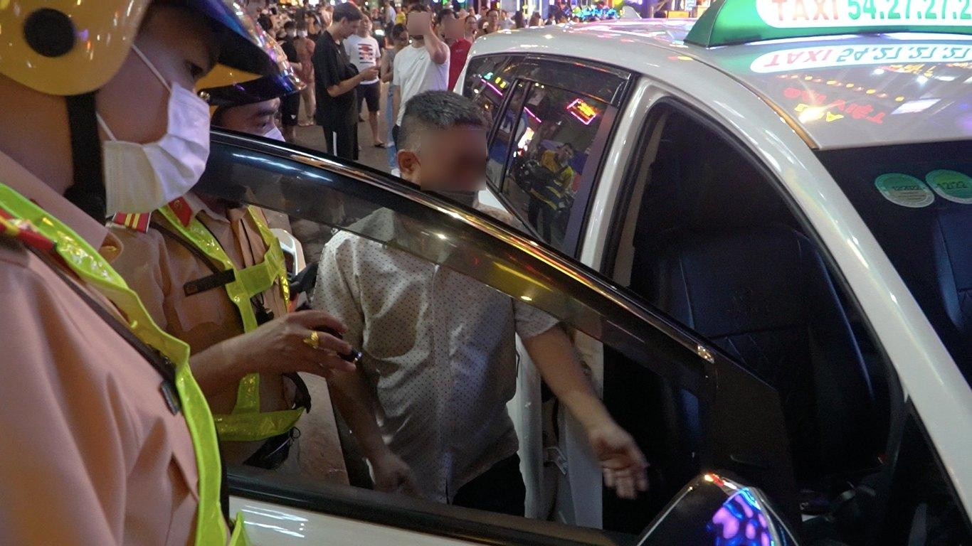 CSGT phát hiện các phương tiện này dán logo, số điện thoại, số xe giống một hãng taxi đang hoạt động tại TPHCM.