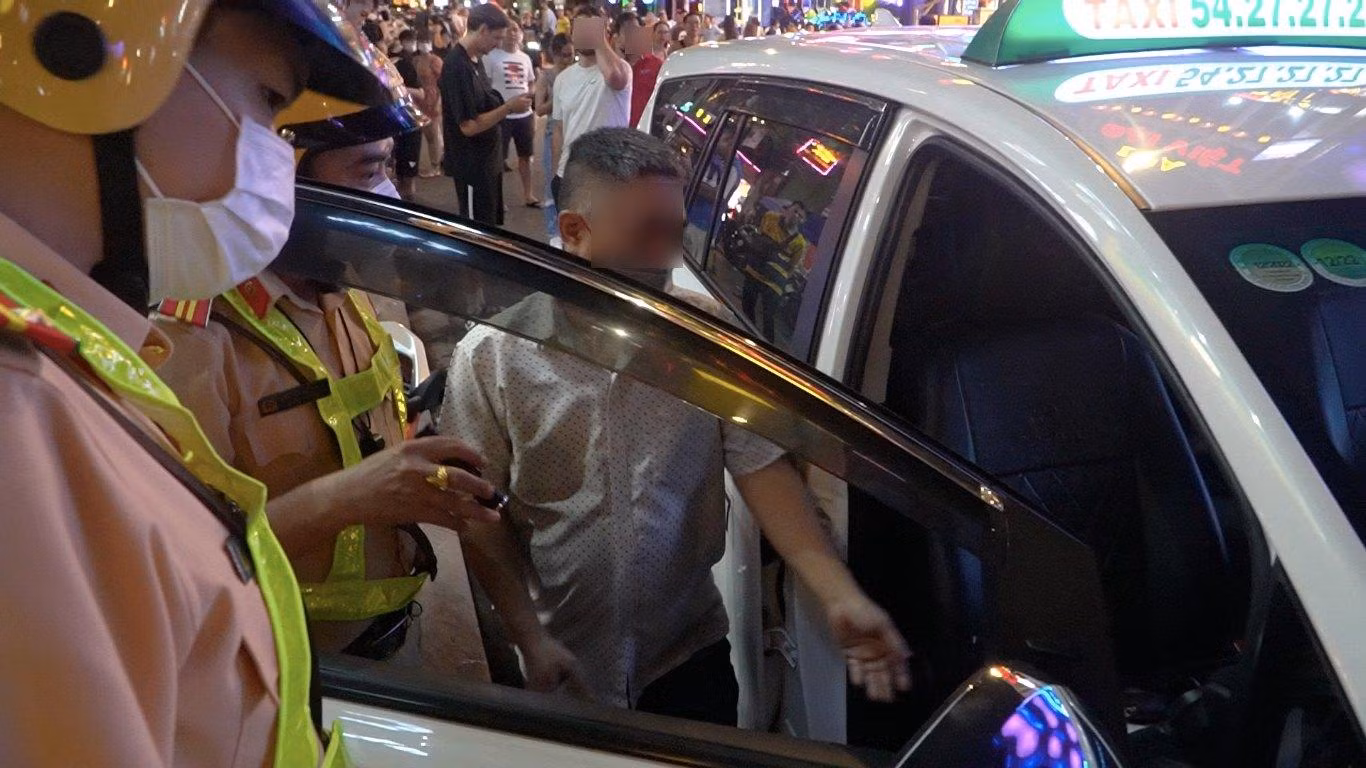 CSGT phát hiện các phương tiện này dán logo, số điện thoại, số xe giống một hãng taxi đang hoạt động tại TPHCM.