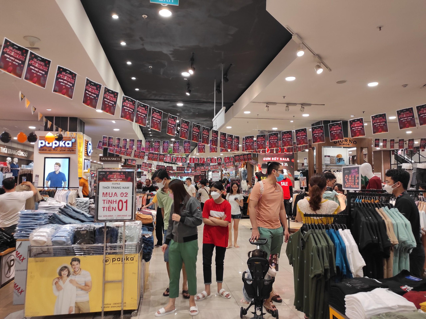 Ngoài khu vực trung tâm TPHCM, các trung tâm thương mại ở khu vực Bình Tân, Tân Phú cũng có rất đông người đến tham quan và mua sắm. Ảnh ghi nhận tại AEON Mall Bình Tân