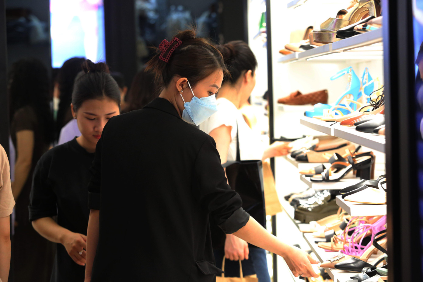 Các gian hàng bán giày dép được chị em quan tâm tìm đến.