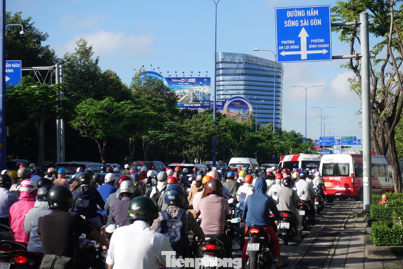Thêm vào đó là hoạt động của điểm đón trả hành khách theo tuyến cố định khiến giao thông khu vực càng thêm ùn ứ. Thêm vào đó là hoạt động của điểm đón trả hành khách theo tuyến cố định khiến giao thông khu vực càng thêm ùn ứ.