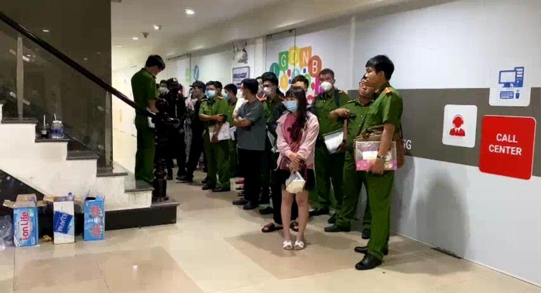 Công an thực hiện khám xét ở văn phòng Công ty Tài chính TNHH MTV Mirae Asset (tại Cao ốc H3, đường Hoàng Diệu, Phường 6, Quận 4, TPHCM). Công an thực hiện khám xét ở văn phòng Công ty Tài chính TNHH MTV Mirae Asset (tại Cao ốc H3, đường Hoàng Diệu, Phường 6, Quận 4, TPHCM).