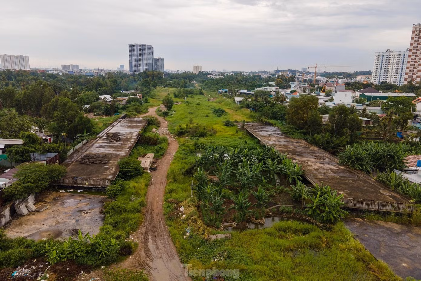 Hai đoạn thuộc dự án xây dựng đường vành đai 2 (đoạn từ cầu Phú Hữu đến xa lộ Hà Nội và đoạn từ xa lộ Hà Nội đến đường Phạm Văn Đồng) được đề xuất chủ trương đầu tư với kinh phí hơn 17.049 tỉ đồng. Trong ảnh: Một đoạn thuộc tuyến vành đai 2. Ảnh: PHẠM NGUYỄN Hai đoạn thuộc dự án xây dựng đường vành đai 2 (đoạn từ cầu Phú Hữu đến xa lộ Hà Nội và đoạn từ xa lộ Hà Nội đến đường Phạm Văn Đồng) được đề xuất chủ trương đầu tư với kinh phí hơn 17.049 tỉ đồng. Trong ảnh: Một đoạn thuộc tuyến vành đai 2. Ảnh: PHẠM NGUYỄN