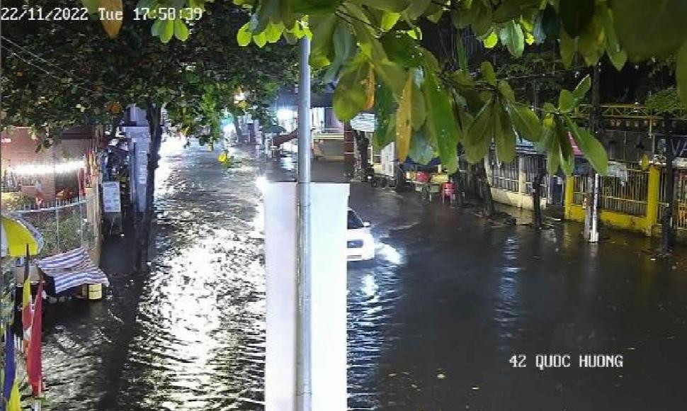Camera giao thông ghi nhận một loạt tuyến đường ở TP Thủ Đức xảy ra tình trạng ngập úng trong cơn mưa chiều tối 22/11.