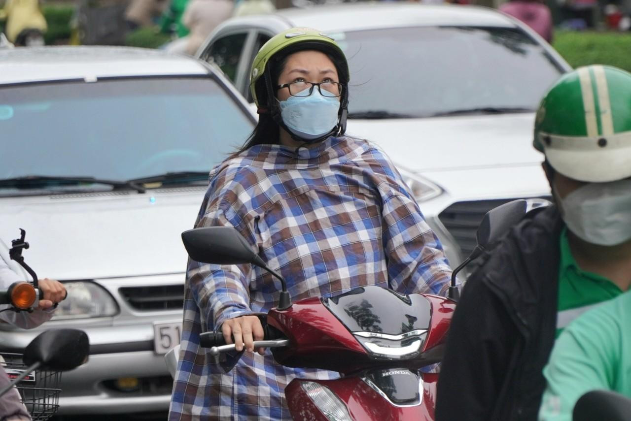 Người dân TPHCM co ro giữa thời tiết se lạnh. Người dân TPHCM co ro giữa thời tiết se lạnh.