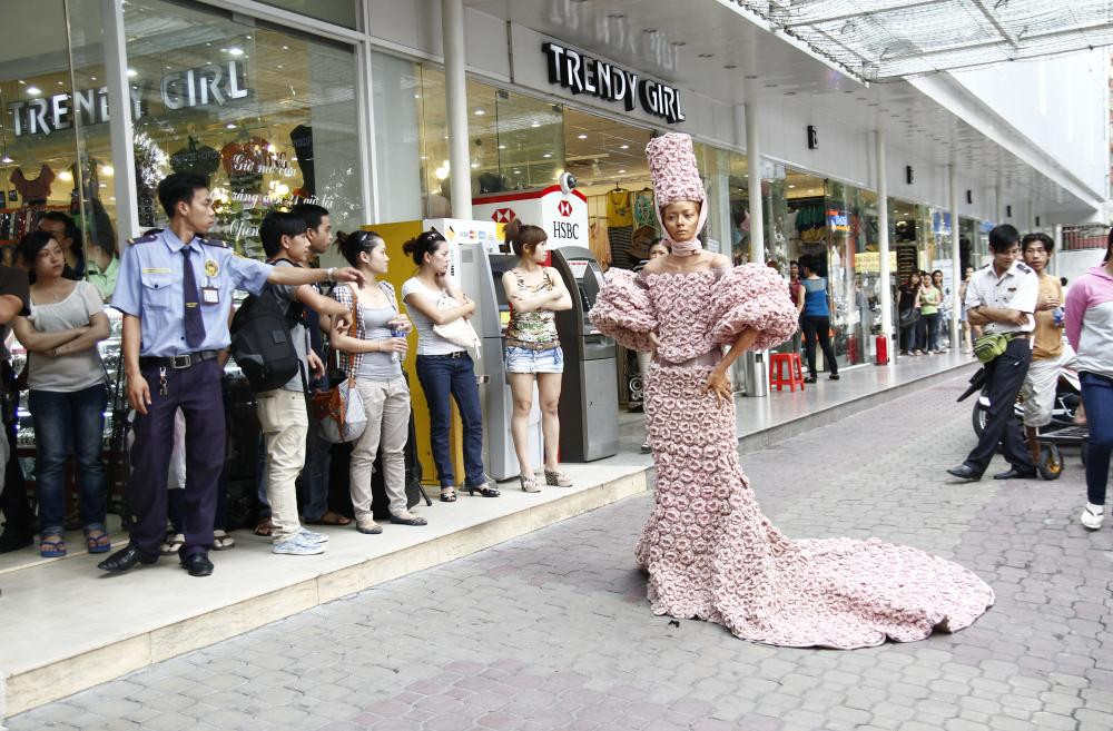 Các thí sinh phải thực hiện phần thi giữa đường phố đông đúc