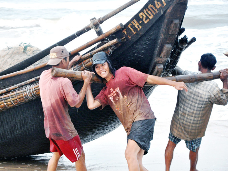 Người dân làng Tân Mỹ vẫn kiên trì bám biển để tự nuôi sống và đem lại niềm vui đích thực cho mình và gia đình