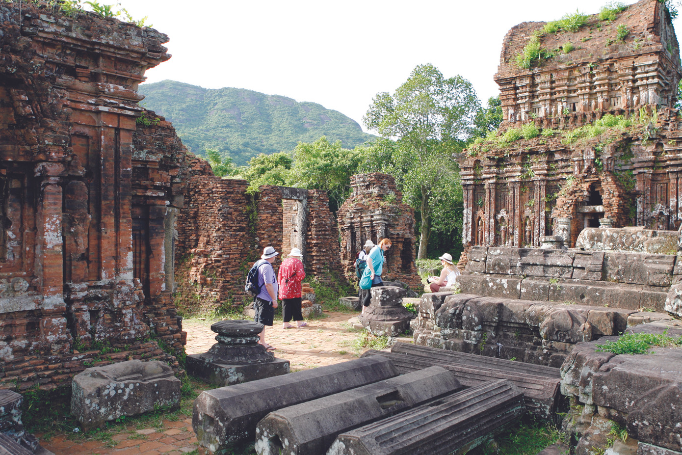Khách du lịch nước ngoài tại Mỹ Sơn Ảnh: Hồng Vĩnh