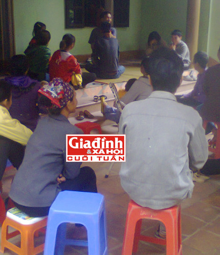 Rất đông bệnh nhân ngồi đợi "thần y" chữa bệnh cho mình. Ảnh T.G. Rất đông bệnh nhân ngồi đợi