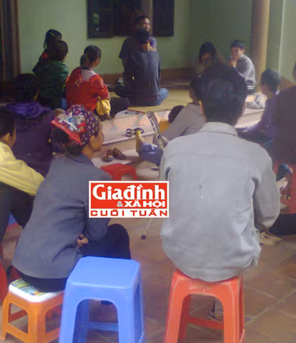 Rất đông bệnh nhân ngồi đợi 