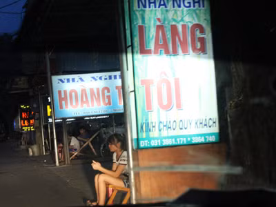 Chập tối, gái mại dâm bắt đầu vào vị trí ngồi chào khách