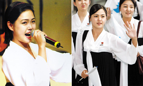 Hình ảnh Ri Sol Ju tham gia văn nghệ cổ vũ đội tuyển Triều Tiên diễn ra tại Hàn Quốc năm 2005