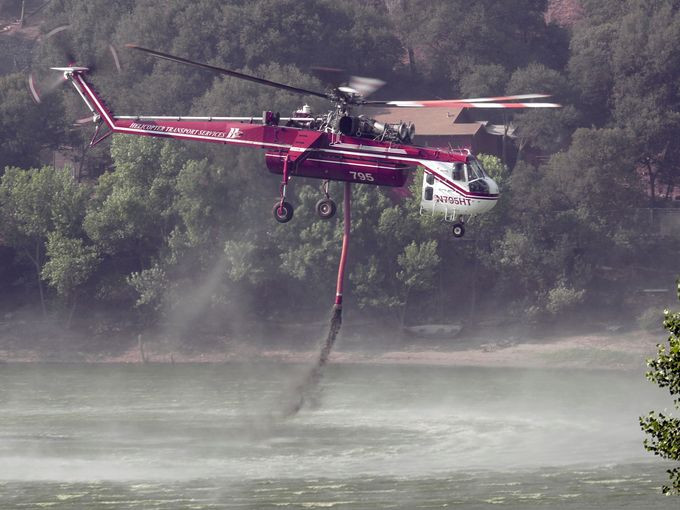 16 máy bay trực thăng tham gia dập lửa . 16 máy bay trực thăng tham gia dập lửa