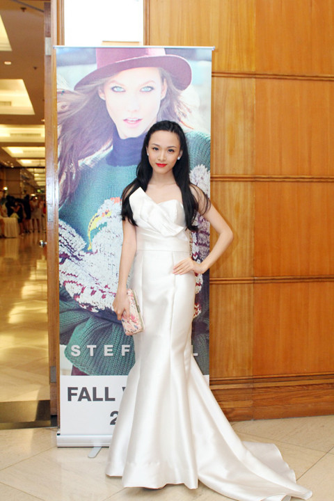 Bộ đầm đuôi cá đã khéo léo tôn được vóc dáng nhỏ bé của cô